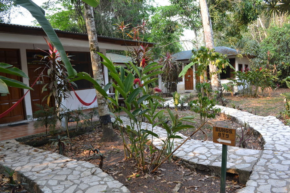 Hotel Jaguar Inn Tikal Exterior photo